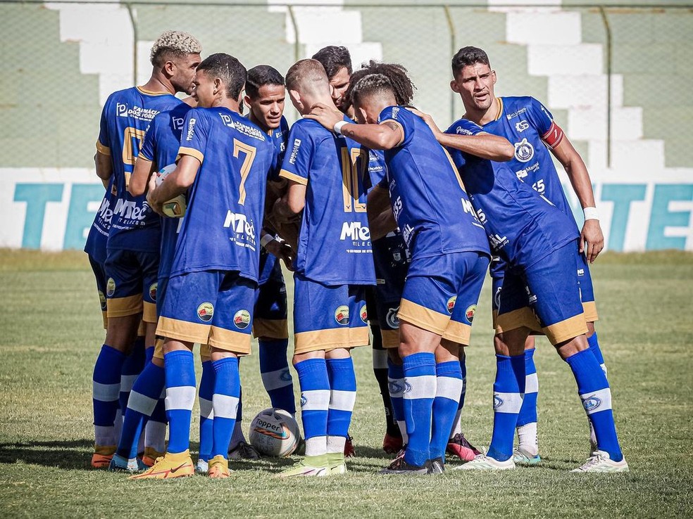 Jogadores do Pombal reunidos durante amistoso de pré-temporada — Foto: Luciano Soares
