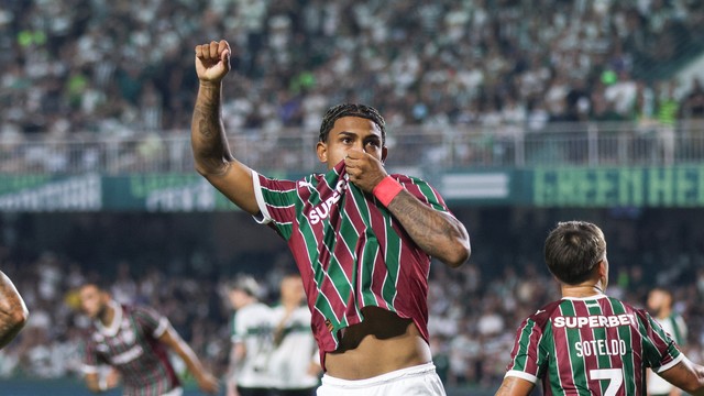 John Kennedy comemora gol do Fluminense contra o Coritiba