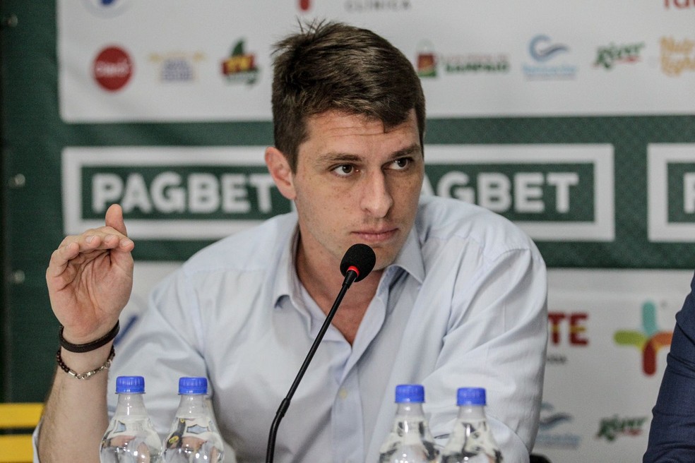 Thiago Gomes, novo técnico do Sampaio Corrêa, durante coletiva de imprensa — Foto: Ronald Felipe / SCFC