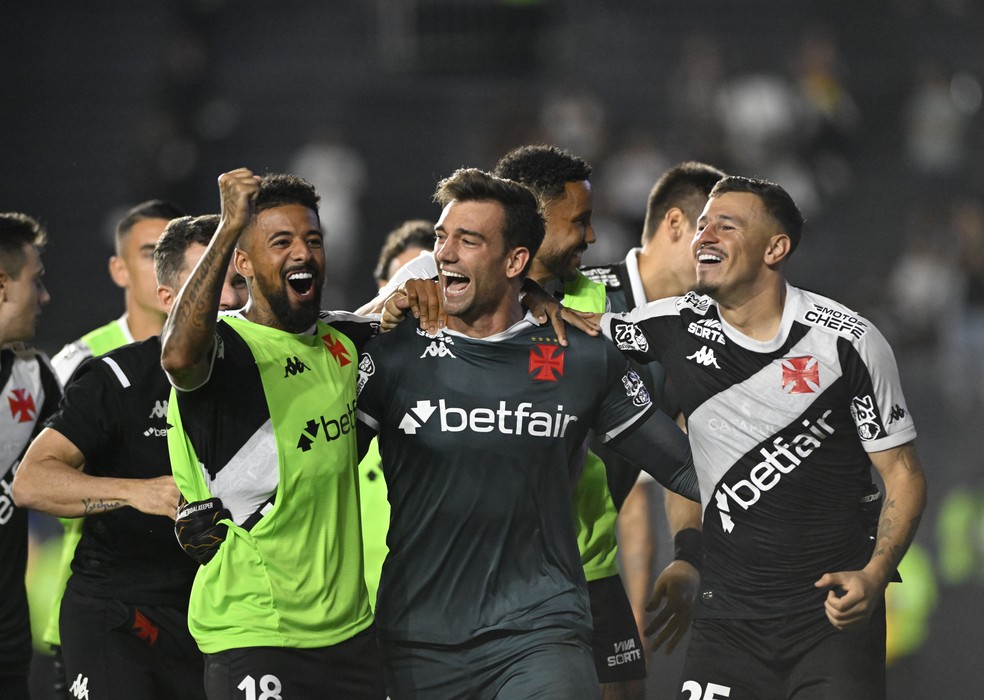 Paulinho, Léo Jardim e Hugo Moura - Vasco x Operário - São Januário - Copa do Brasil — Foto: André Durão