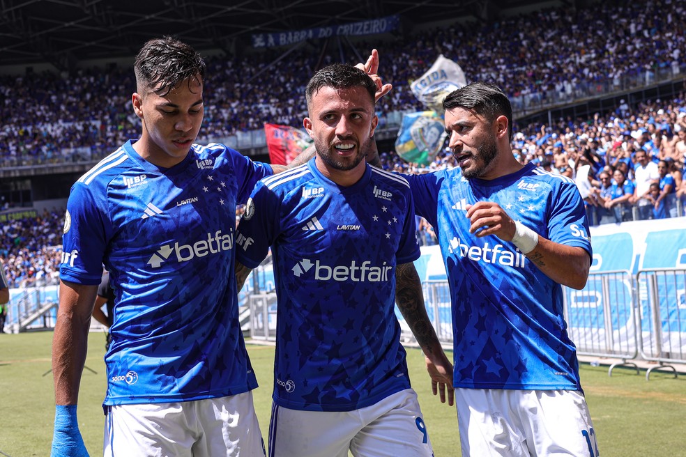 Kaio Jorge e William comemoram gol de Matheus Henrique, do Cruzeiro — Foto: Gilson Lobo/AGIF