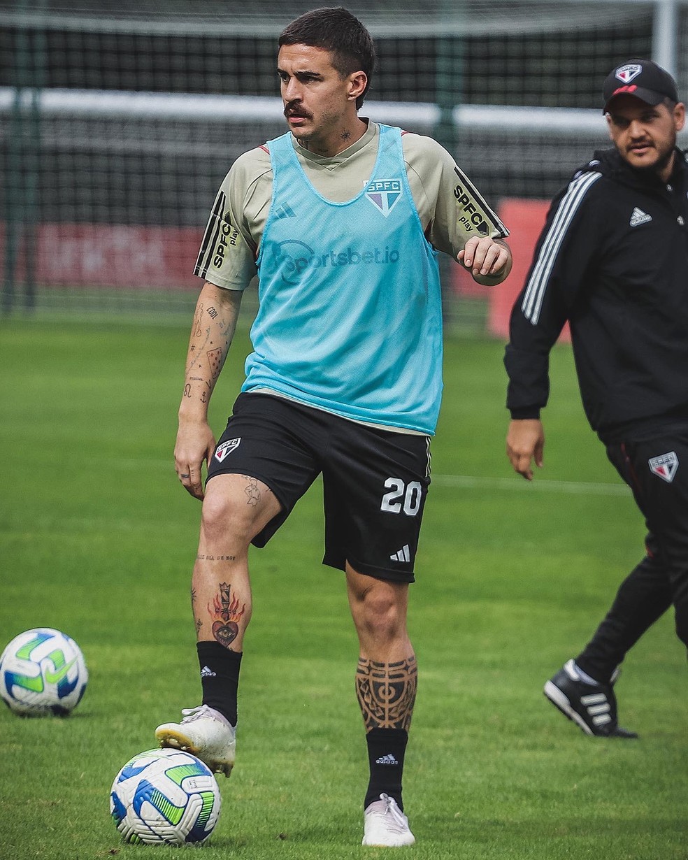 Gabriel Neves controla a bola durante treino do São Paulo no CT da Barra Funda — Foto: Divulgação