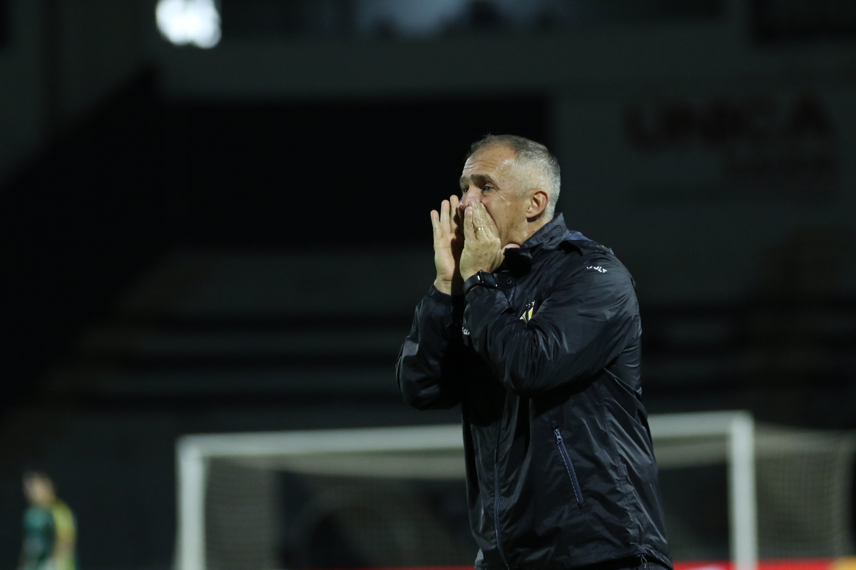 Após assumir liderança, técnico do Criciúma convoca torcida: "12 mil é pouco"