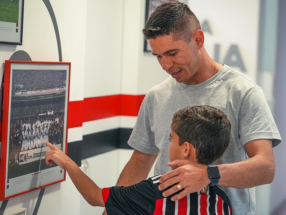 Osvaldo mostra foto de campeão da Sul-Americana com o São Paulo para filho — Foto: Divulgação