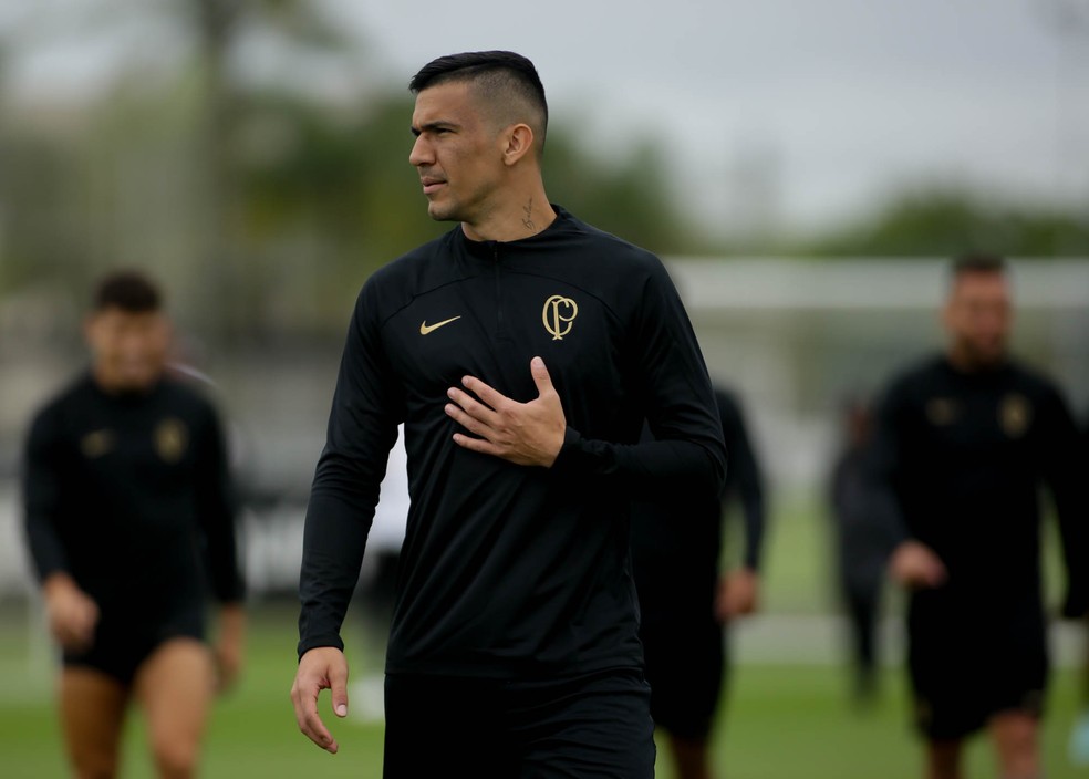 Balbuena em treino do Corinthians no CT Joaquim Grava em 2023: dvida com zagueiro virou tranfer ban  Foto: Rodrigo Coca/Ag.Corinthians
