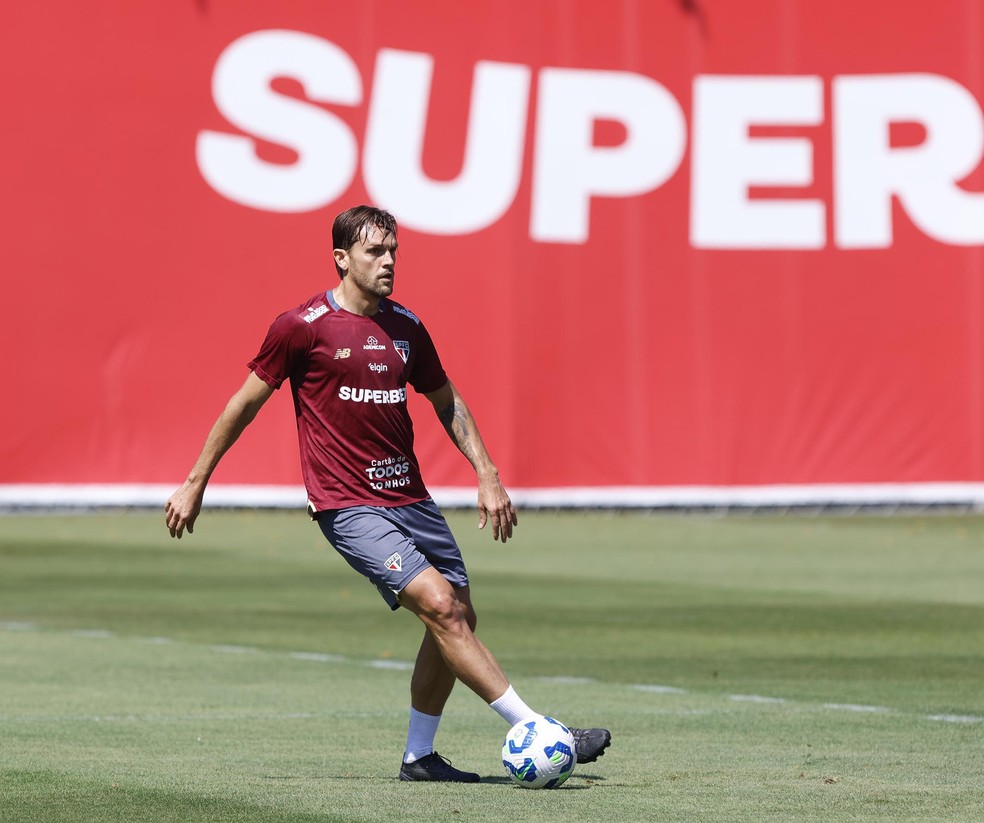 Rafael Tolói em treino no São Paulo — Foto: Rubens Chiri/saopaulofc.net