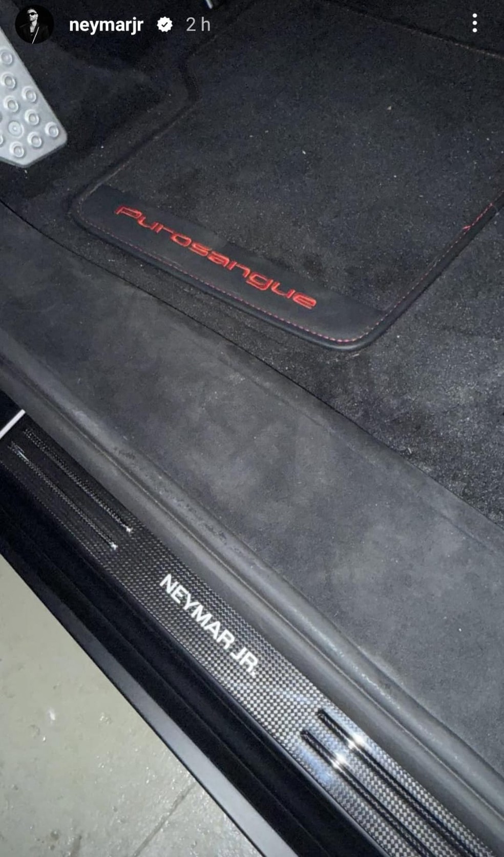 Neymar publica imagem do tapete de sua nova Ferrari — Foto: Instagram/Reprodução