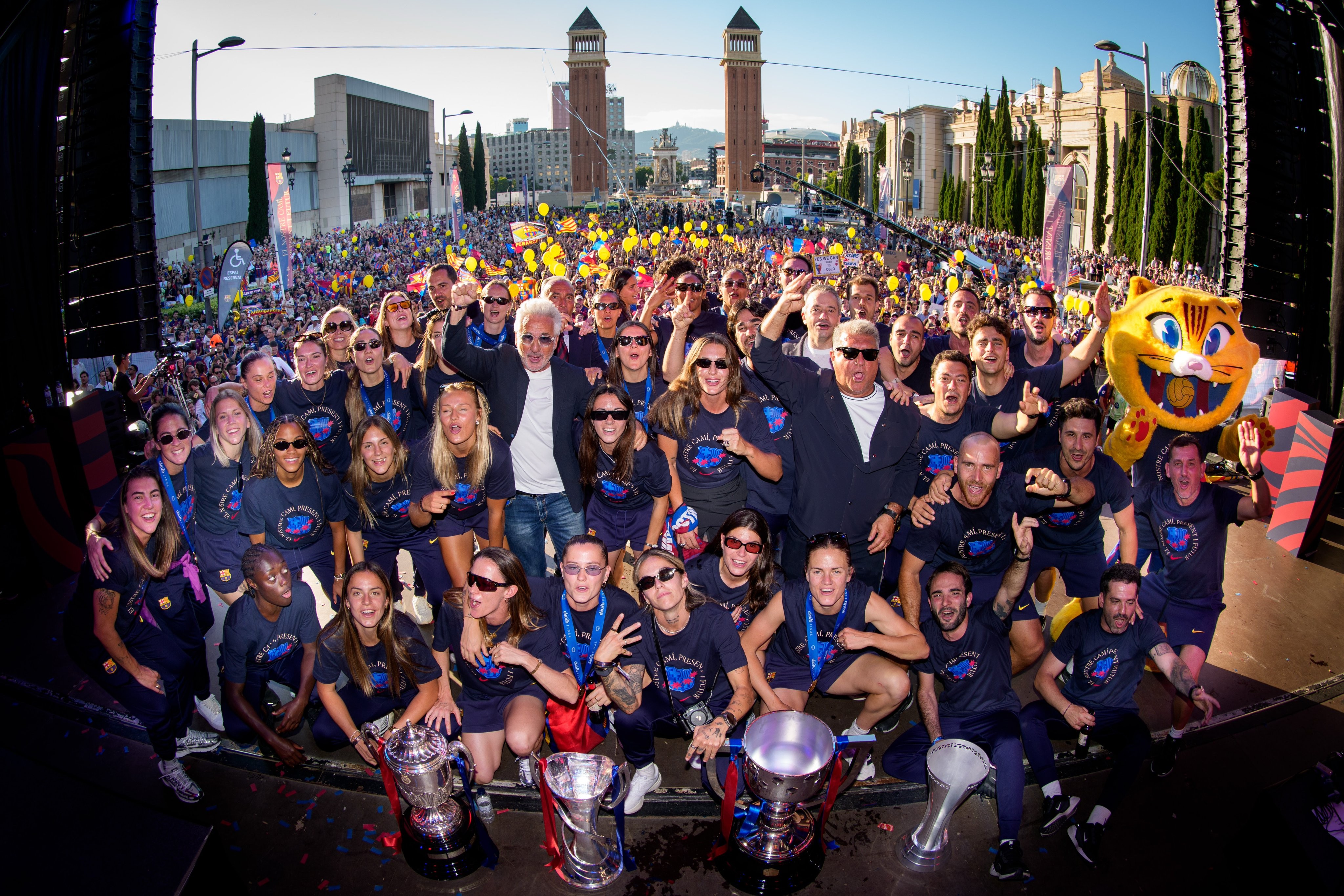 Barcelona é recebido com festa após título da Champions League Feminina; veja fotos