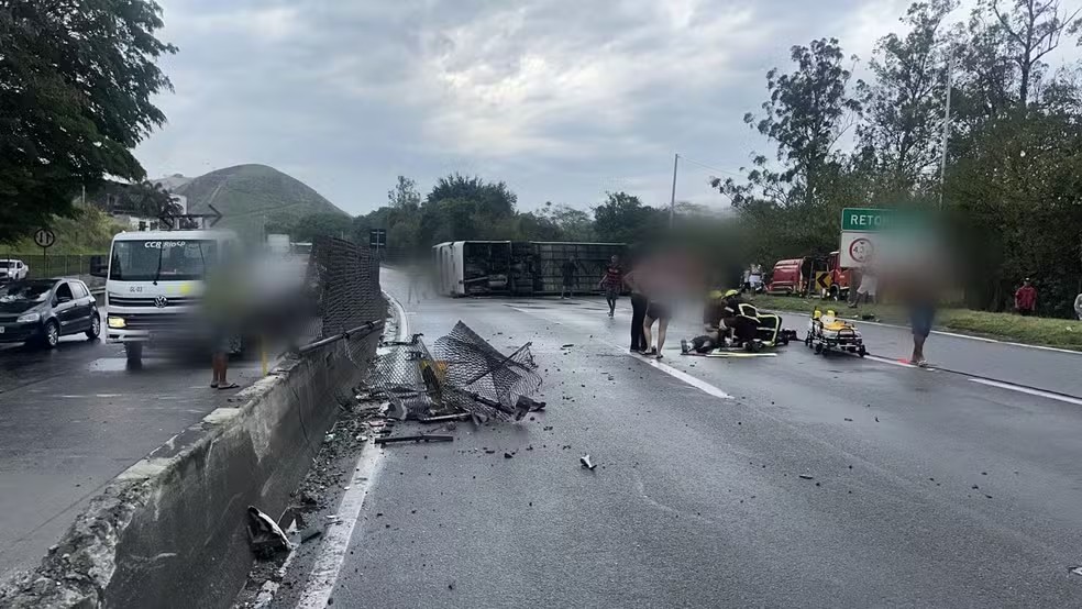 Ônibus com torcedores do Flamengo tomba na Via Dutra, em Barra Mansa — Foto: Divulgação/PRF