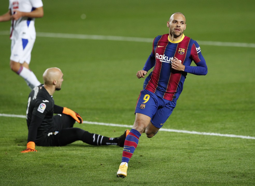 Braithwaite em campo pelo Barcelona — Foto: REUTERS/Albert Gea