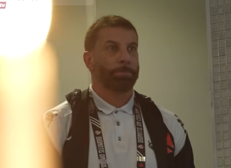 Presidente Pedrinho apreensivo no vesti�rio antes de enfrentar o Fluminense � Foto: Reprodu��o / Vasco TV