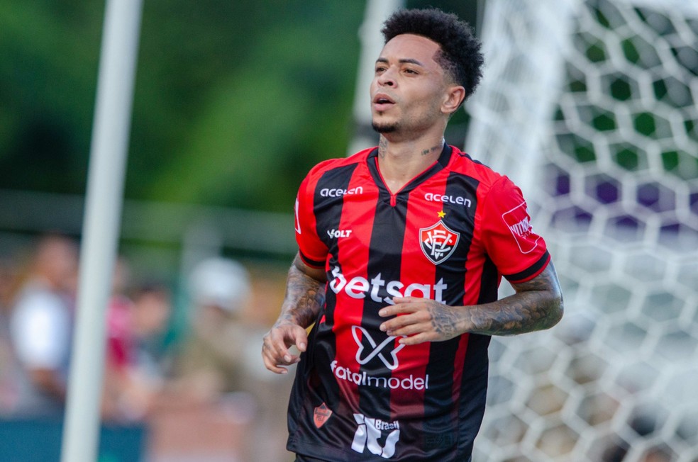 Matheusinho comemora gol do Vitória contra o Bahia — Foto: Jhony Pinho/AGIF