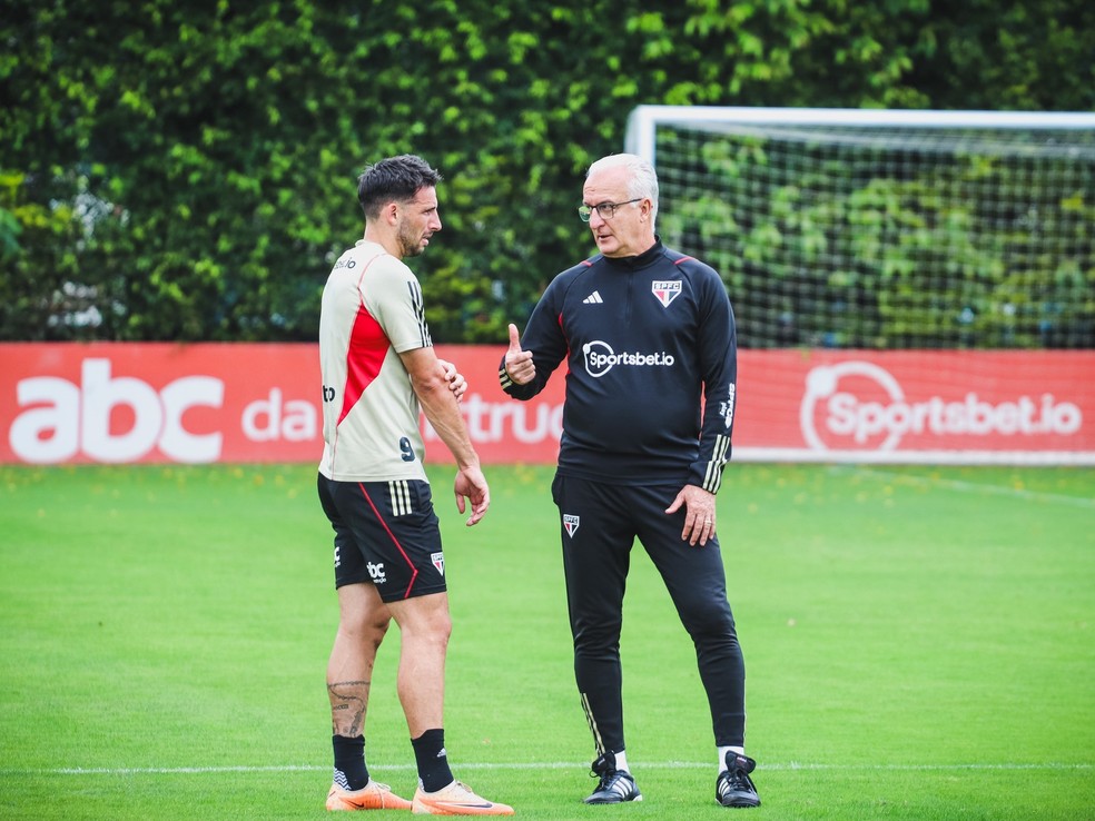 Calleri e Dorival conversam durante treino de quarta no São Paulo — Foto: Divulgação