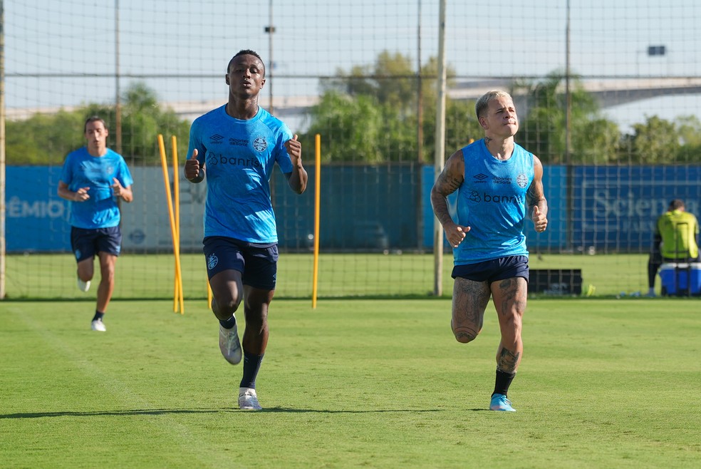 Nathan Fernandes e Soteldo, do Grêmio, correm no gramado do CT Luiz Carvalho — Foto: Rodrigo Fatturi/Grêmio FBPA