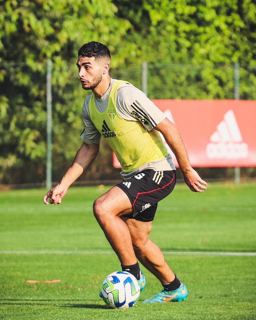 Michel Araújo controla a bola durante treino do São Paulo — Foto: Divulgação