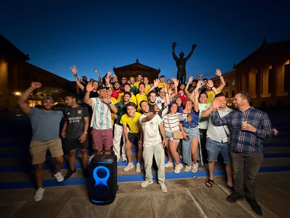 Amigos campineiros reunidos na estátua de Rocky Balboa - samba e Copa