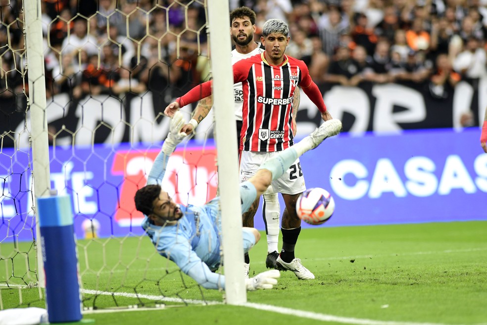 Rafael e Alan Franco em Corinthians x São Paulo — Foto: Marcos Ribolli