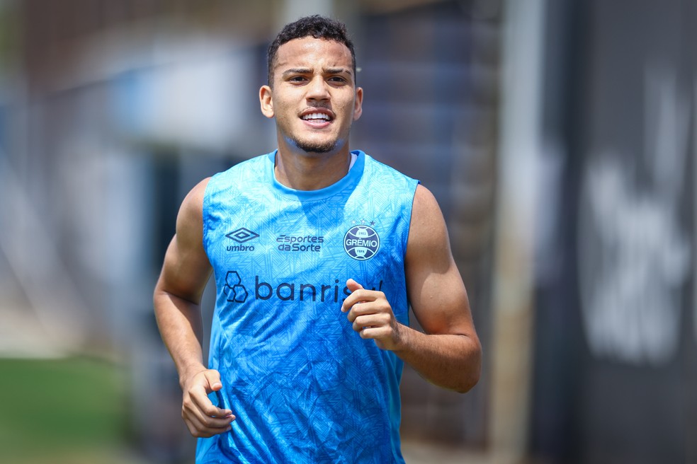Gustavo Martins está recupera de lesão muscular — Foto: Lucas Uebel/Grêmio FBPA