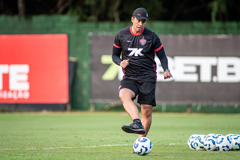 Thiago Carpini em treino do Vitória — Foto: Victor Ferreira/EC Vitória