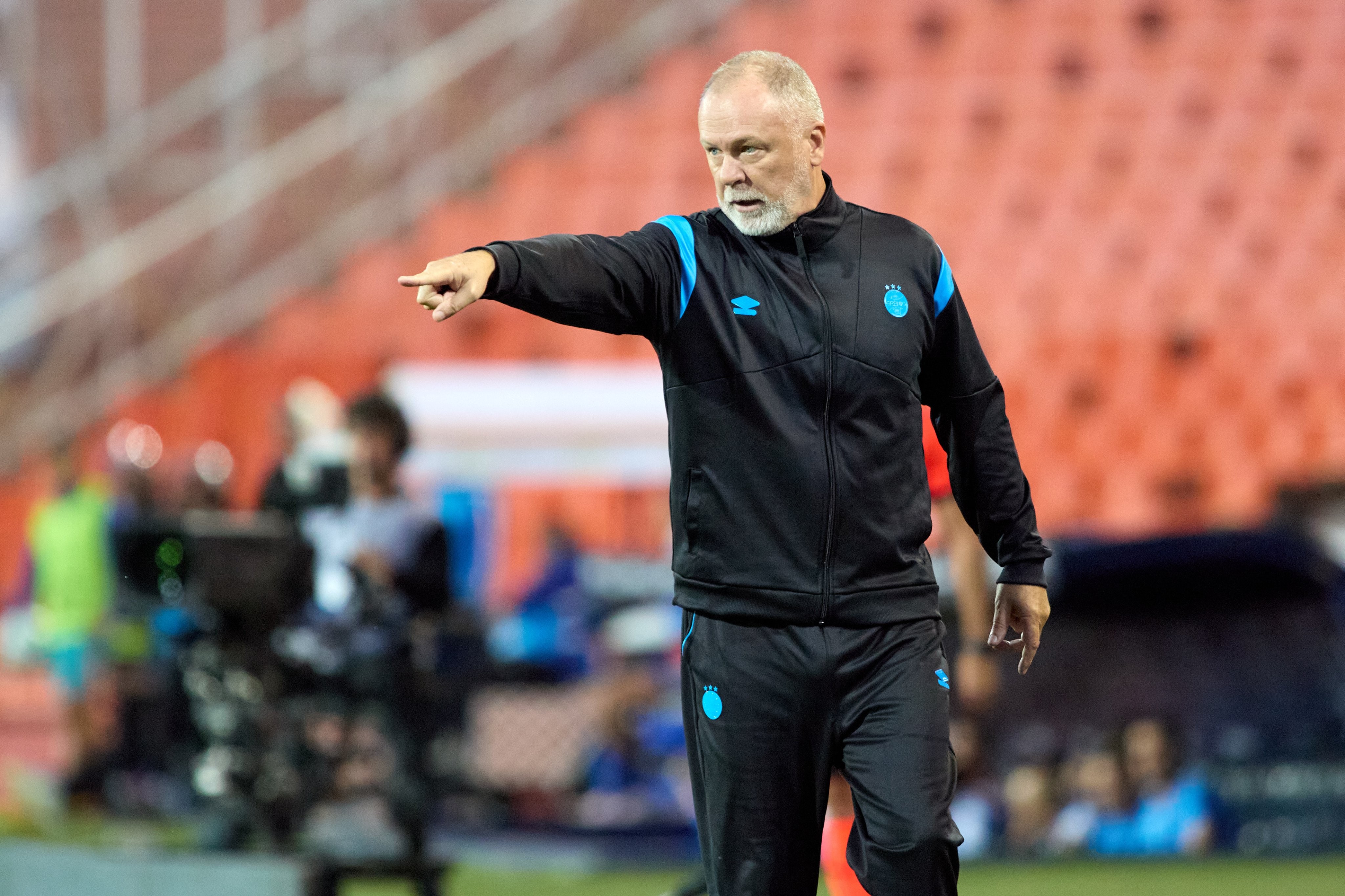 Dificuldades defensivas na estreia de Mano Menezes pelo Grêmio