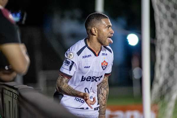 Vitória fecha negócio com Grêmio para transferência de Lucas Esteves.