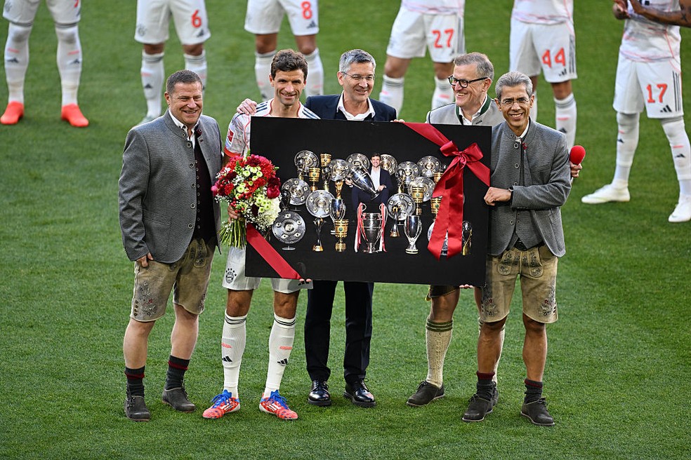 Thomas M&uuml;ller recebe homenagens em &uacute;ltima partida pelo Bayern de Munique na Allianz Arena &mdash; Foto: Getty Images