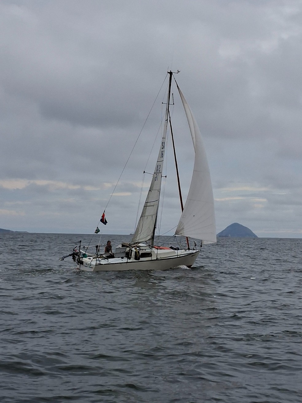 Barco de Theodora ao se aproximar da conclusão da Cape2Rio — Foto: Divulgação