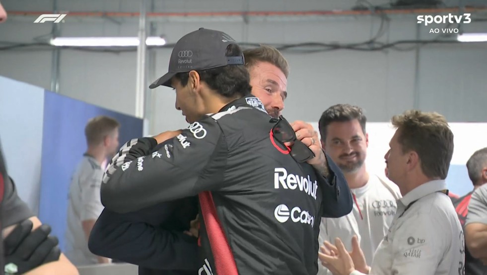 Bortoleto bate papo com David Beckham durante treinos da F1 em Madring