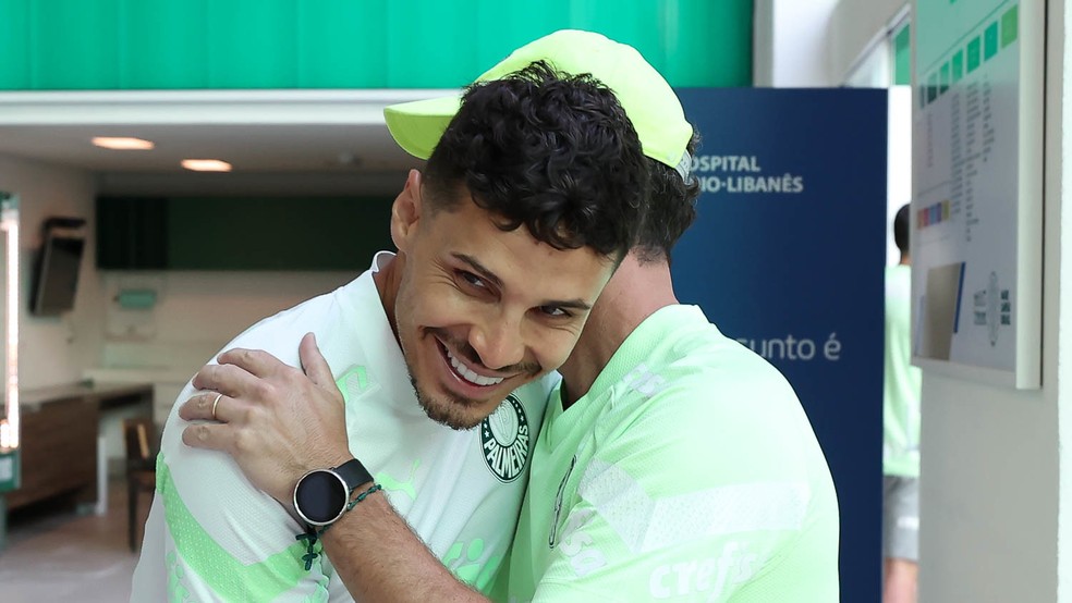 Raphael Veiga cumprimenta o preparador Marco Aurélio Schiavo na reapresentação do Palmeiras — Foto: Cesar Greco