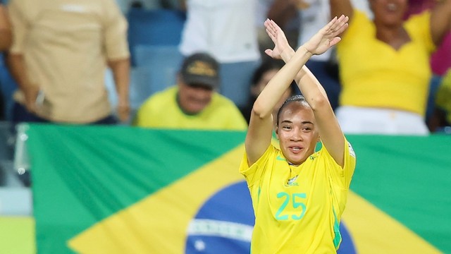 Aline Gomes comemora gol do Brasil contra o Canadá na Arena Pantanal