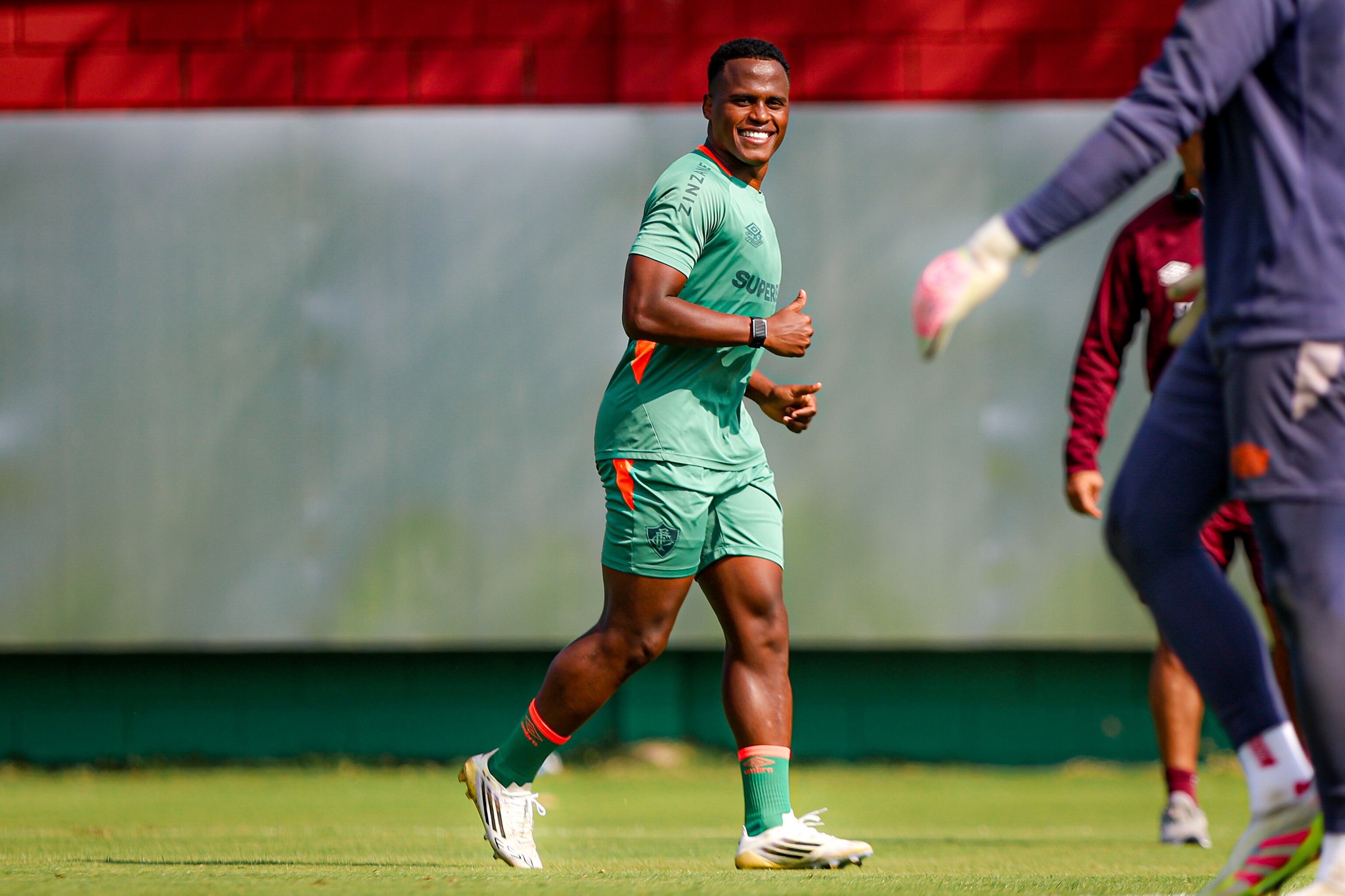 Arias mantém rotina de treinos, mas negociação deixa em dúvida presença em Fluminense x Cruzeiro