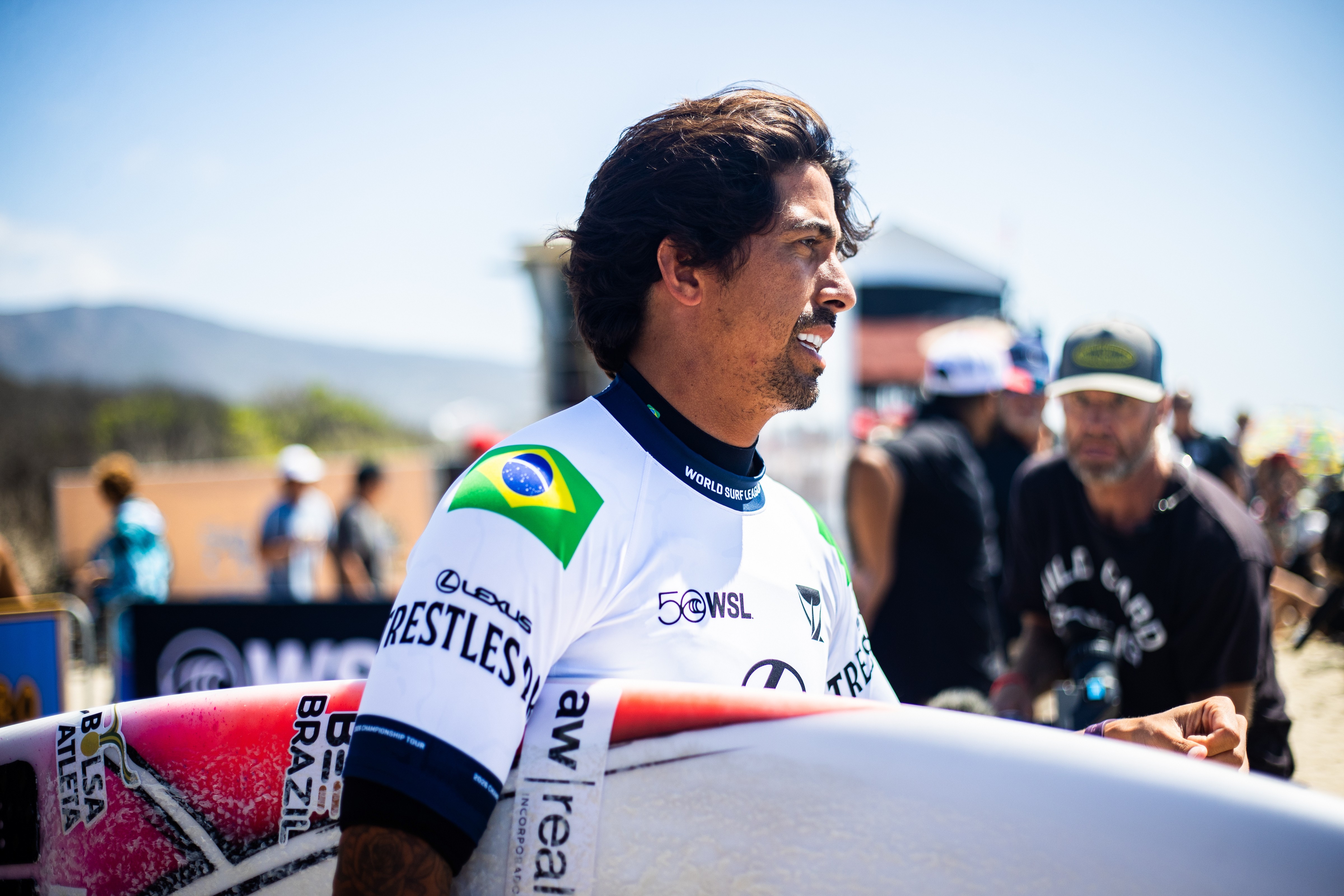 Miguel Pupo brilha em jornada dupla em Trestles, avança às quartas e encara Mateus Herdy