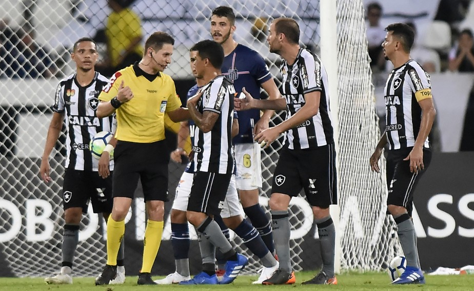 Acertos, mas erro grave: por que arbitragem de Flamengo x Botafogo