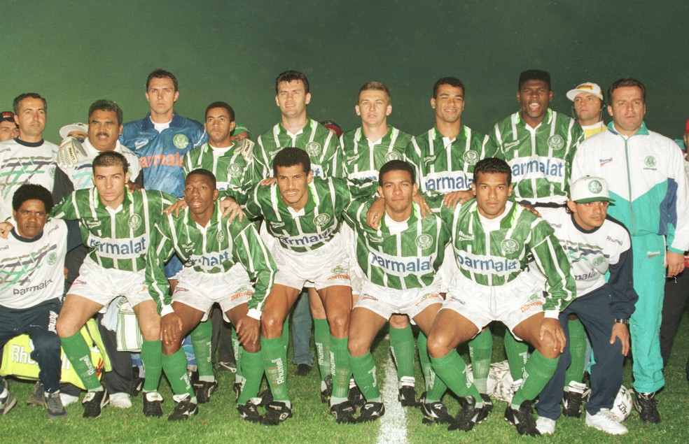 Cléber é o primeiro em pé, da direita para a esquerda; Palmeiras de 1996 — Foto: Djalma Vassão / Arquivo Agência Estado