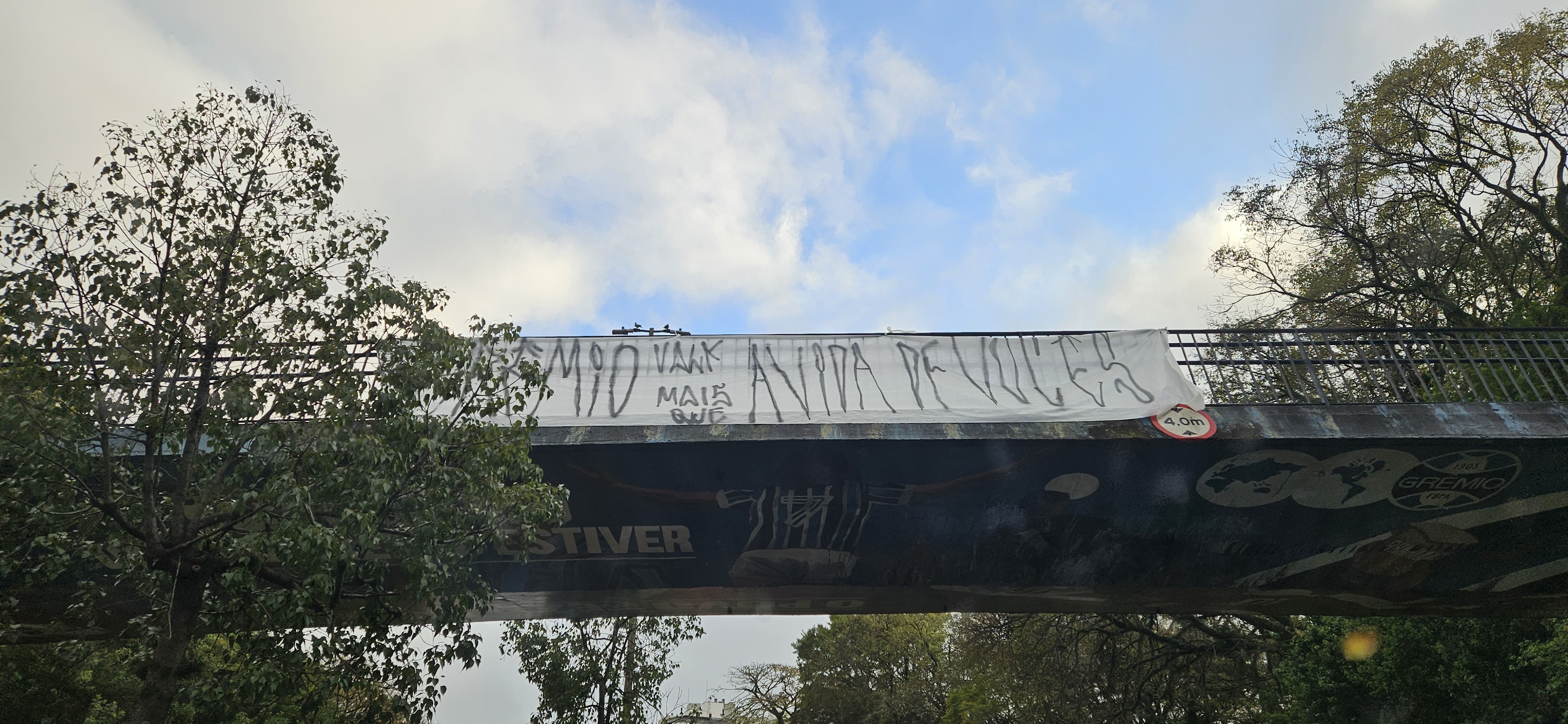 torcida do grêmio faz protesto com faixa em porto alegre