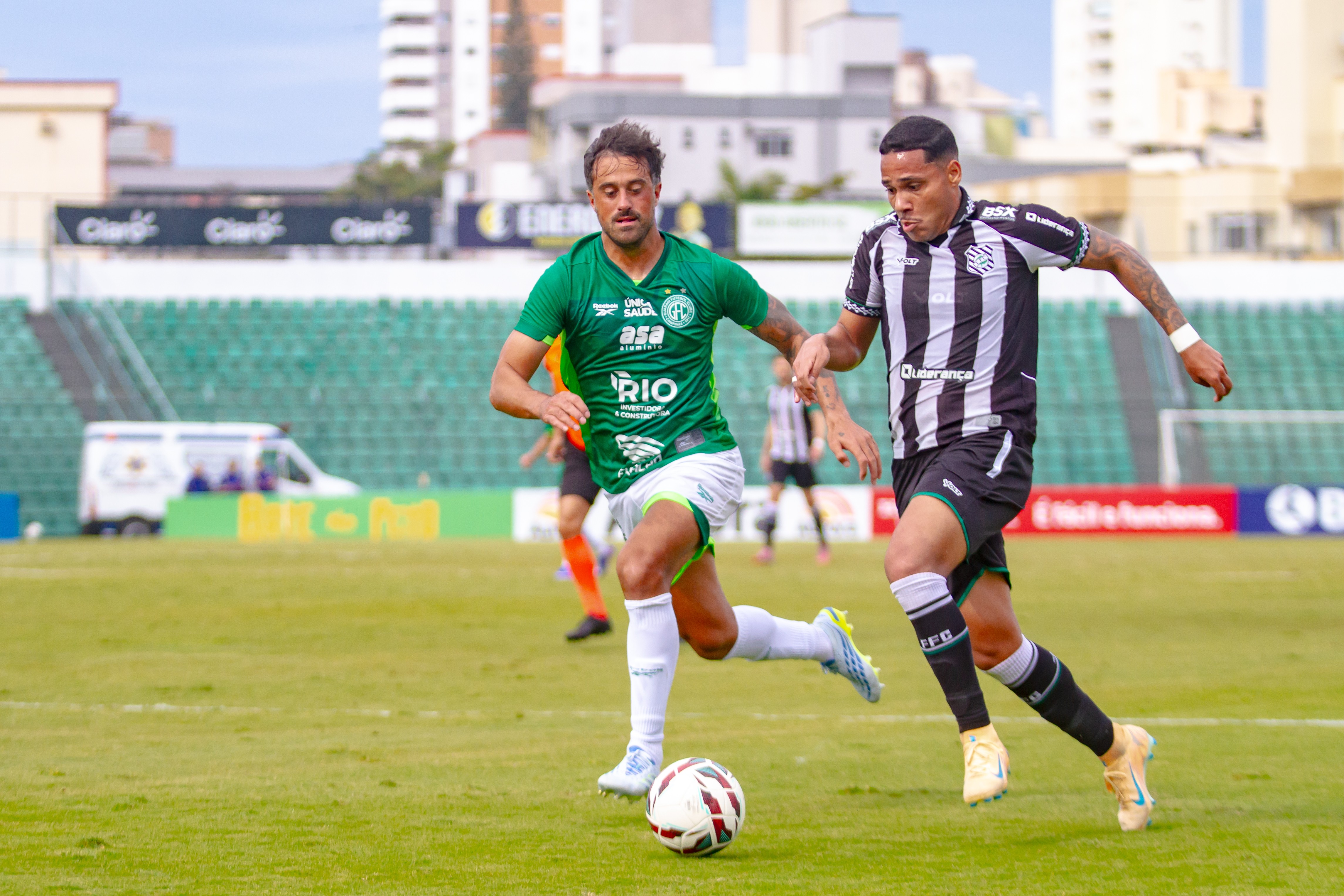 Caíque França brilha e garante empate do Guarani contra o Figueirense