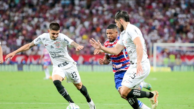 Léo Maná e Bruno Méndez em Fortaleza x Corinthians