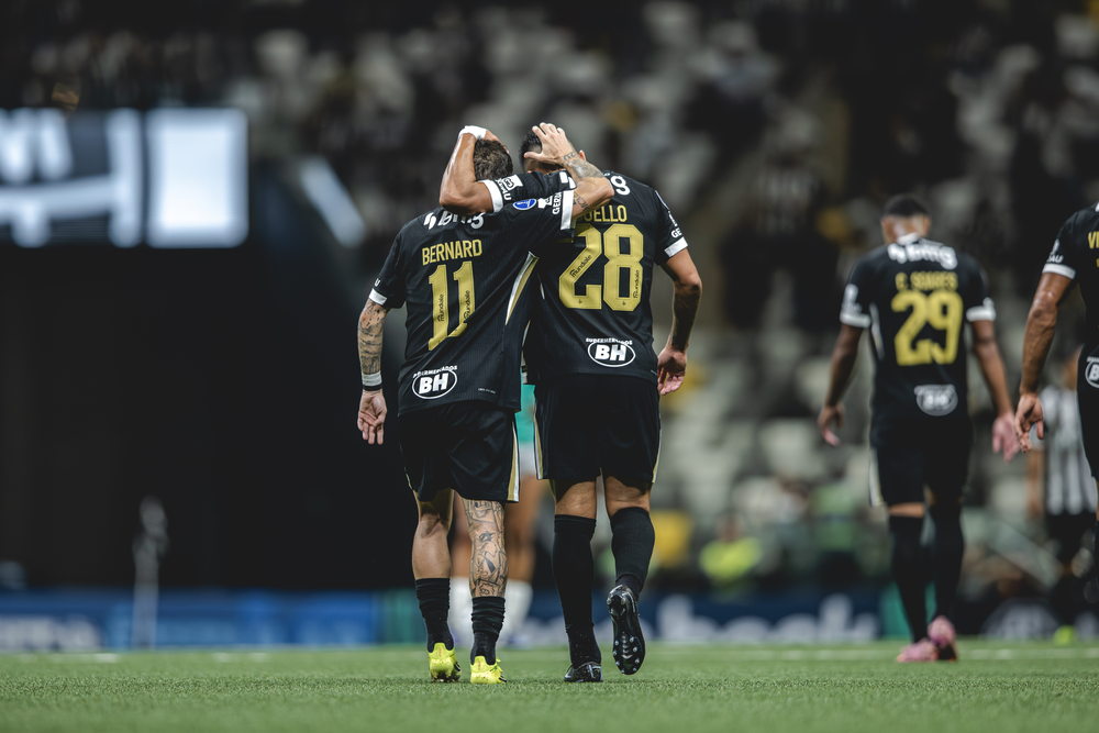 Atlético-MG vence, mas atuação expõe falhas e gera cobranças de Domínguez