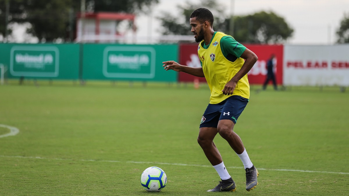 Everaldo passa por exames, conhece CT do Corinthians e aguarda assinatura de contrato