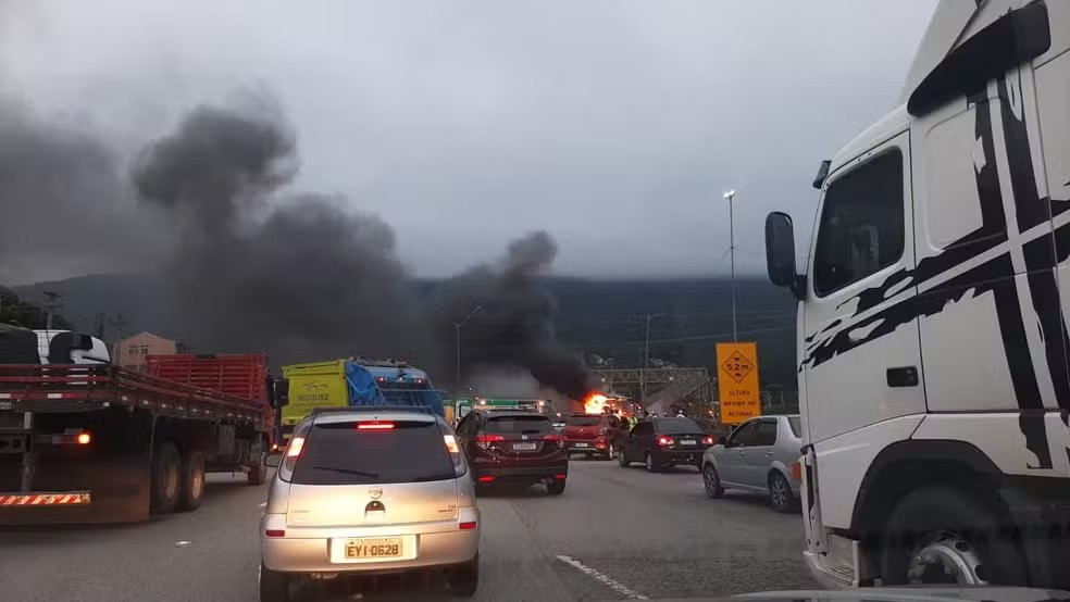 Briga de torcidas interditou trânsito em Mairiporã, Grande São Paulo — Foto: Reprodução/Redes sociais