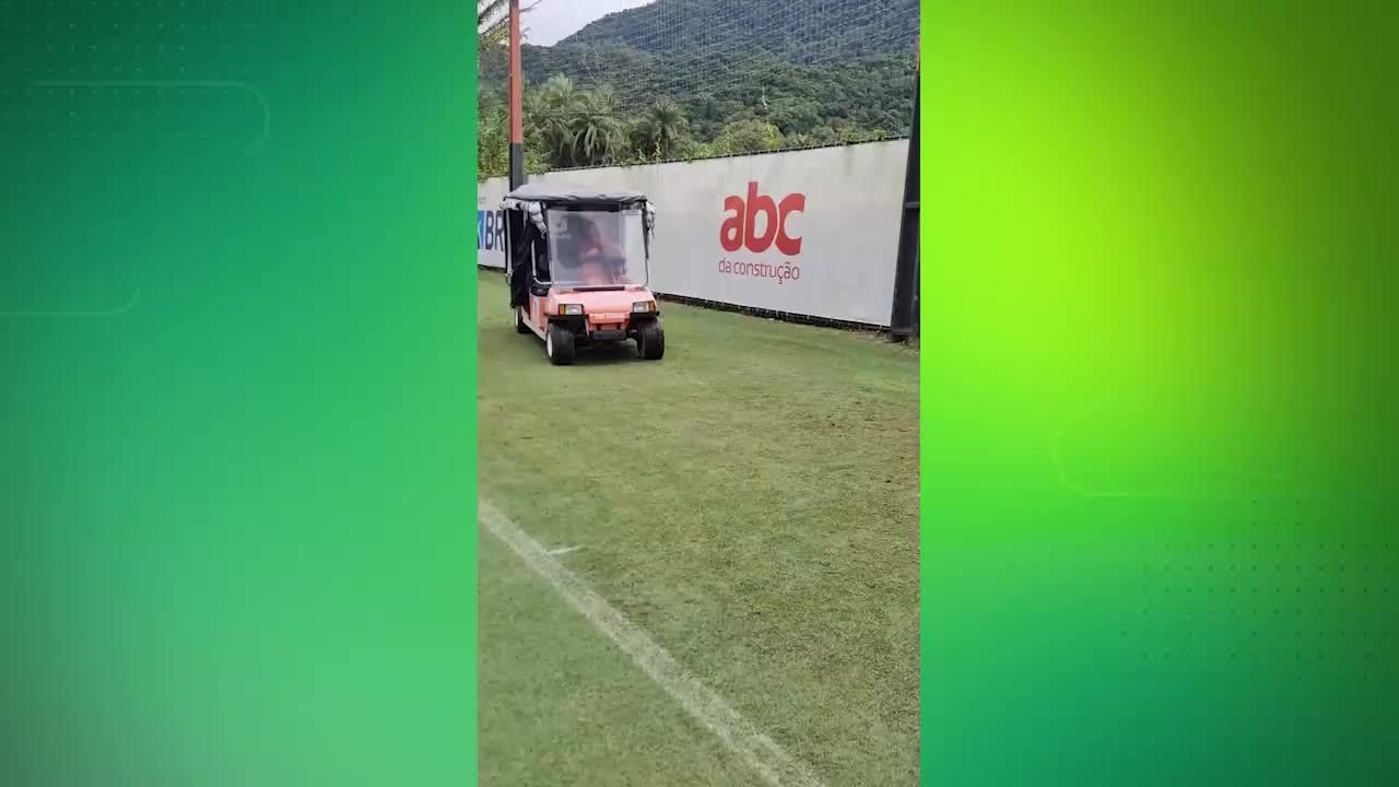 Jorge Sampaoli aparece dirigindo carrinho no Ninho do Urubu