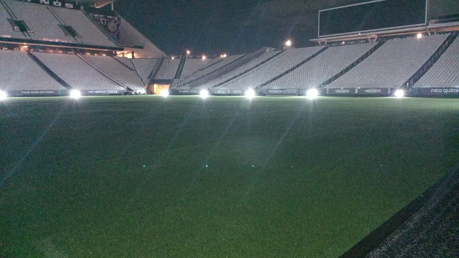 Perfil do estádio do Corinthians provoca o Palmeiras e publica foto do gramado: