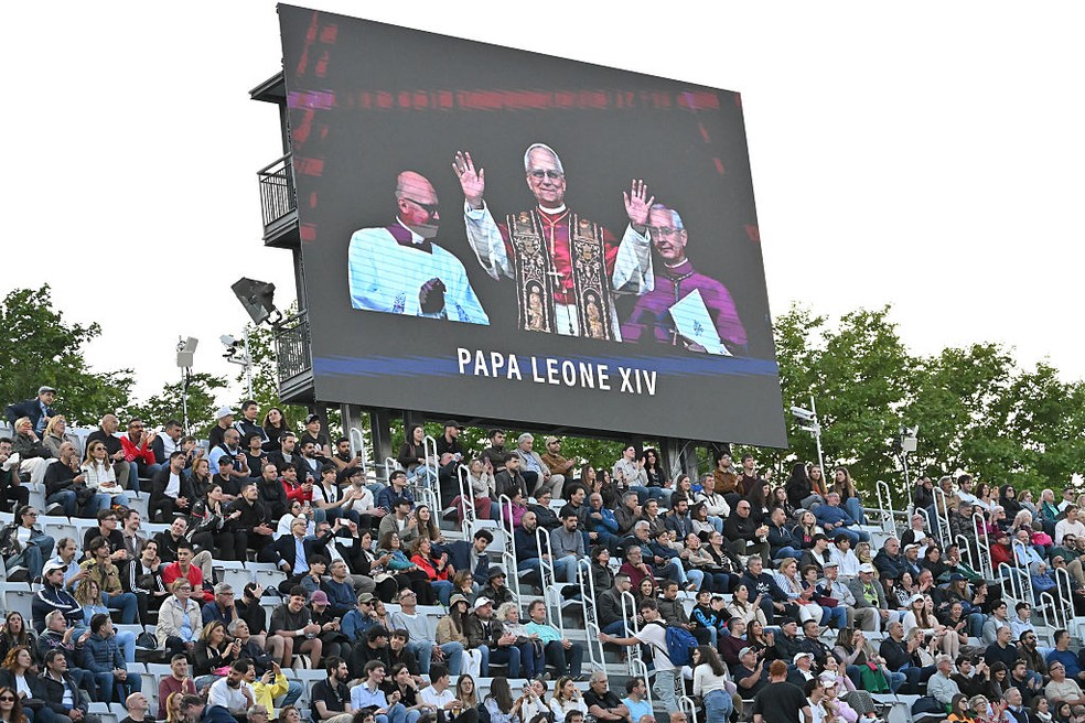 Imagem do Papa Leão XIV apareceu no telão em uma partida do Roma Open — Foto: Getty Images