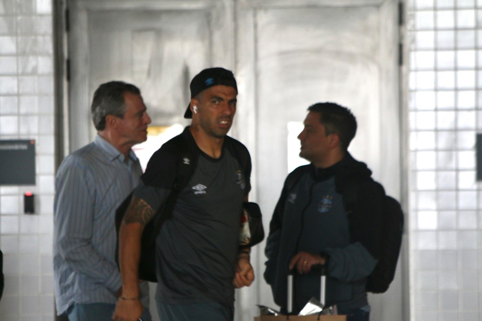 Luis Suárez em embarque do Grêmio para Coritiba — Foto: João Victor Teixeira