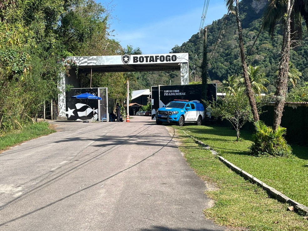 Botafogo reforça segurança no CT por possível protesto — Foto: Sergio Santana / ge