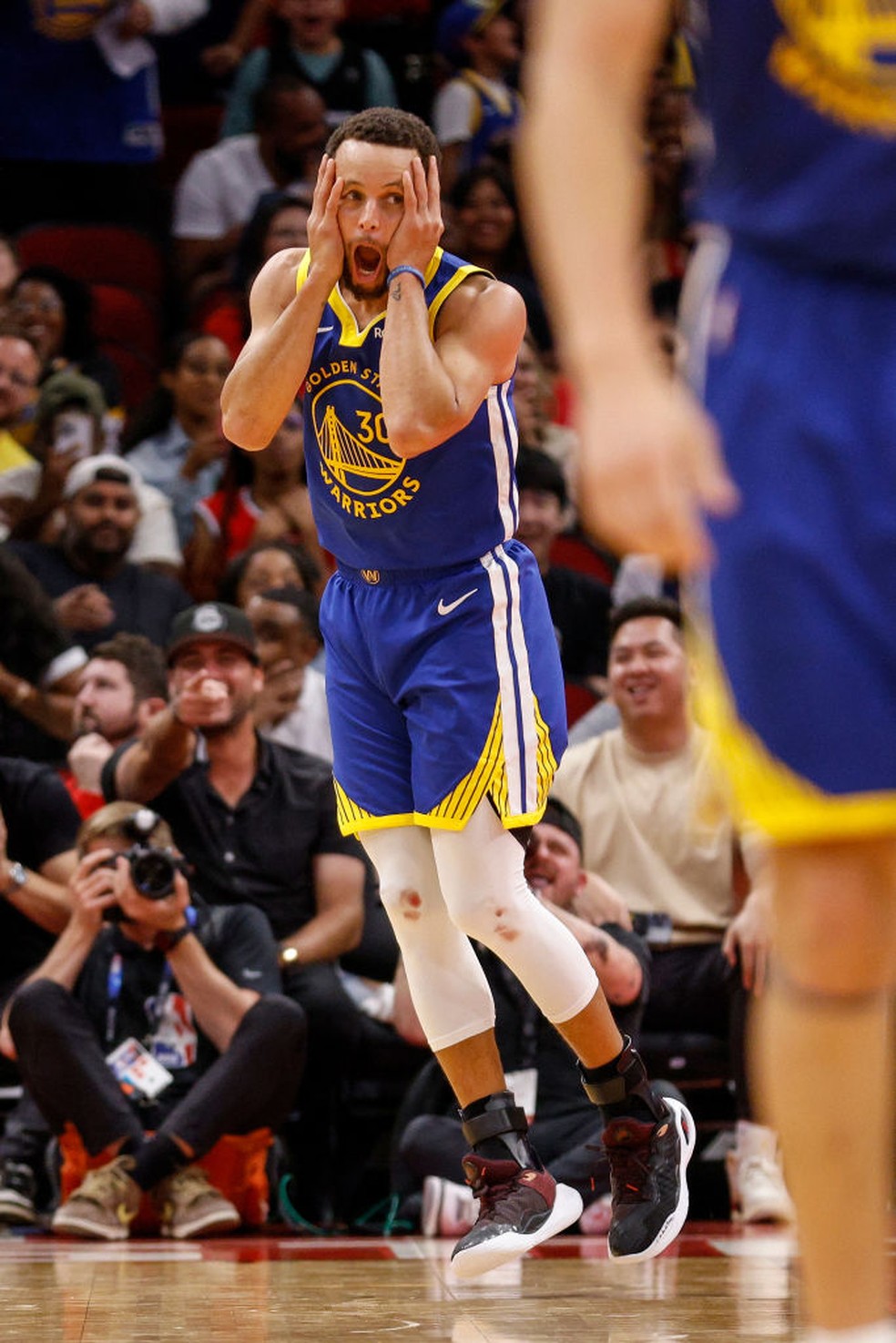 Curry vai à loucura com jogada em cima de Brooks — Foto: Getty Images