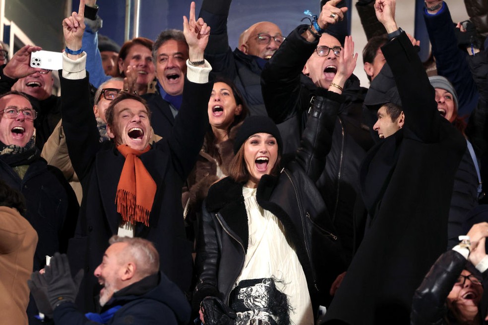 Michael Fassbender, Keira Knightley e James Righton durante jogo do Como na Itália — Foto: Getty Images