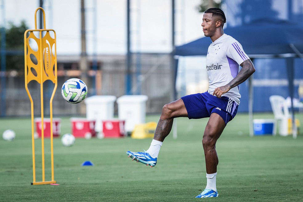 Arthur Gomes em treino do Cruzeiro na Toca da Raposa — Foto: Gustavo Aleixo/Cruzeiro