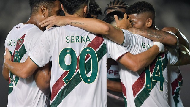 Cano comemora gol com jogadores - Portuguesa x Fluminense