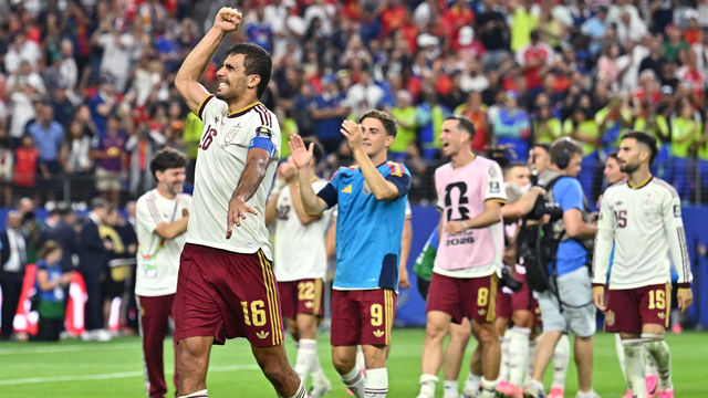 Jogadores da Espanha comemoram após vitória sobre a França